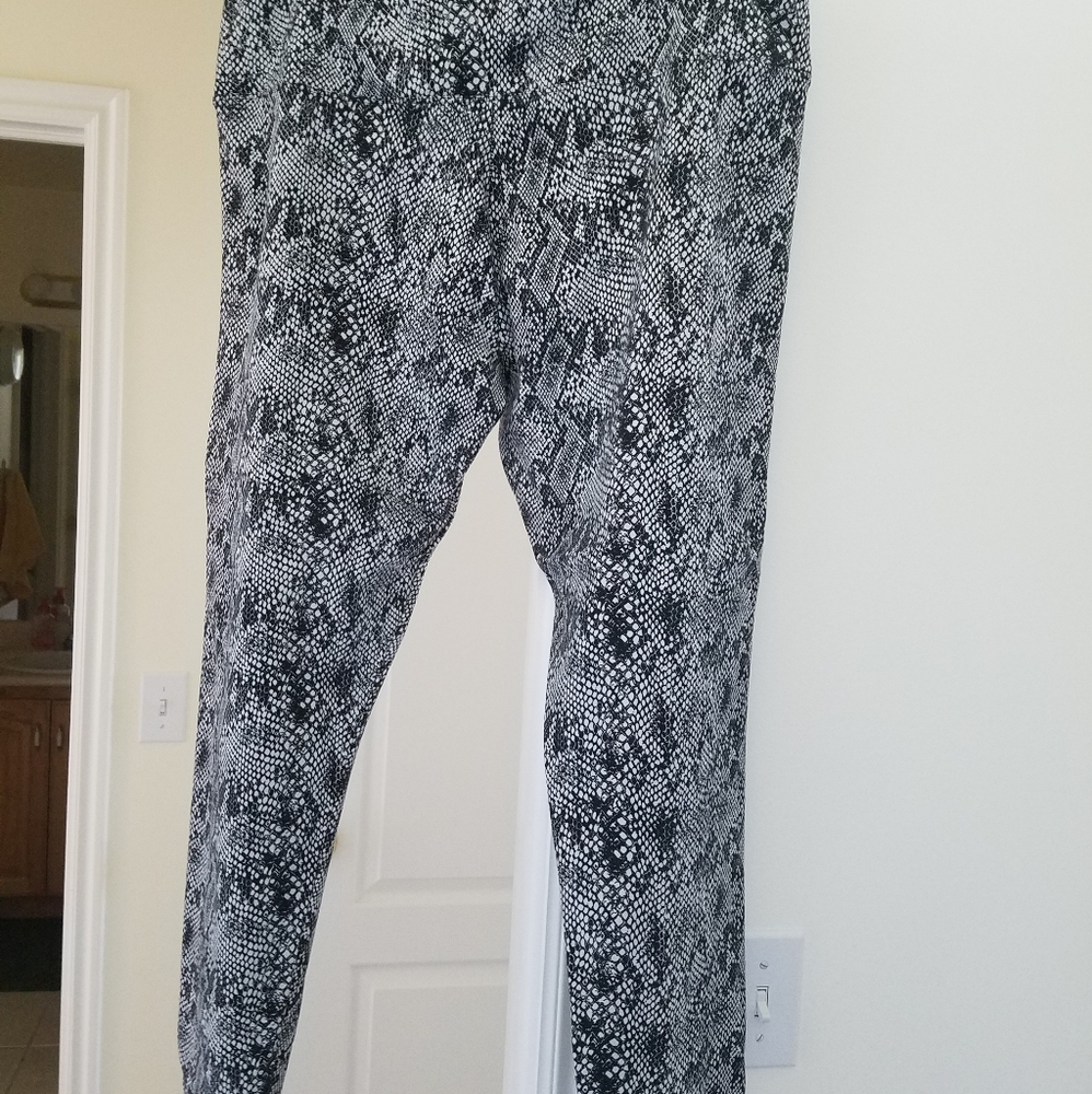 NWOT Snakeskin pattern leggings
